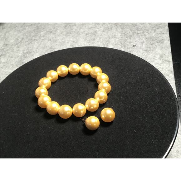 unknown Jewelry - Golden Color Shell Pearl Stretch Bracelet & Stud Earrings Rhodium Over Sterling